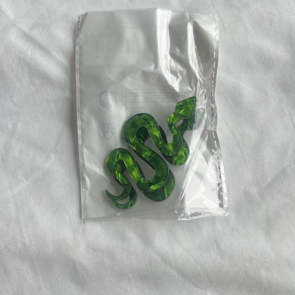 💛 Sequined Acrylic Green Snake Earrings - Taylor Swift Reputation Jewelry Eras - Picture 5 of 5